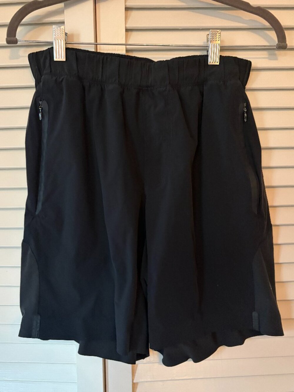 Lululemon men's black athletic shorts medium lined zip pockets 7.5 inseam